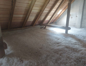 Zateplení stropu bytového domu pomocí foukané izolace